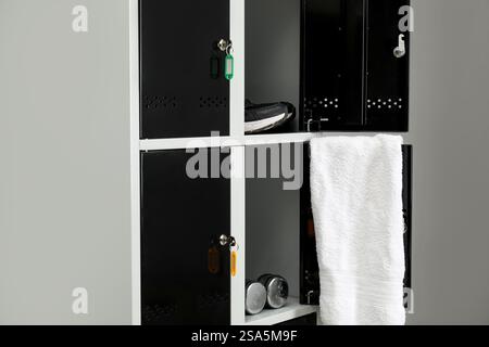 Casiers avec effets personnels dans le vestiaire de la salle de gym, gros plan Banque D'Images