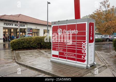 TOKAJ, HONGRIE - 27 OCTOBRE 2023 : casier à colis Packeta où les gens peuvent obtenir des colis ou les envoyer en Hongrie Banque D'Images