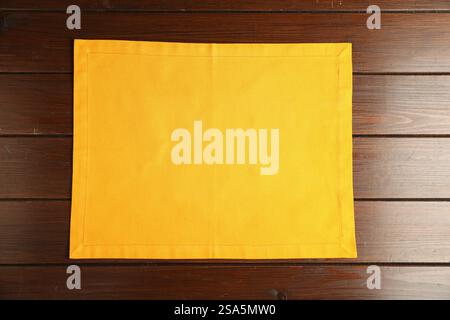 Serviette jaune sur table en bois, vue de dessus Banque D'Images