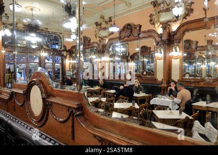 Vue intérieure de Art Nouveau Cafe Majestic à Porto. Portugal Banque D'Images