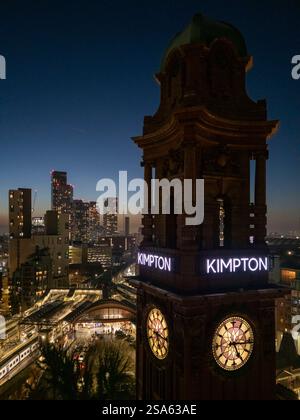Tour d'horloge en terre cuite et gratte-ciel pendant l'heure bleue dans le centre-ville de Manchester Banque D'Images