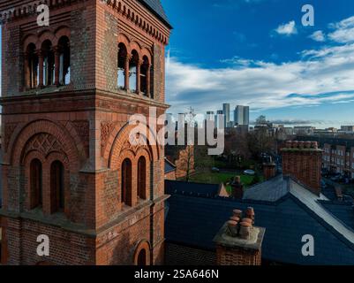 Vue aérienne de l'église St Ignatius à Salford avec le centre-ville de Manchester au loin Banque D'Images