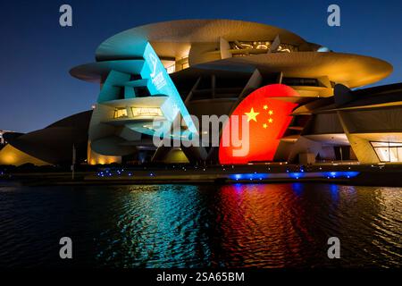 Doha, Qatar nouvel an chinois le drapeau national chinois est affiché dans le cadre de la célébration du nouvel an chinois au Musée national du Qatar à Doha, Qatar, le 28 janvier 2025. DOHA Qatar Copyright : xNOUSHADx Banque D'Images
