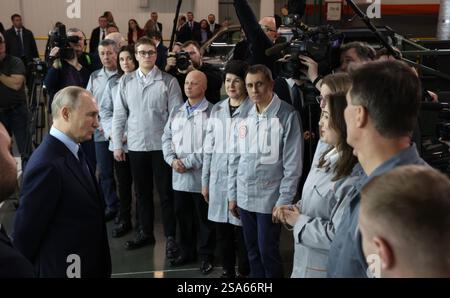 Togliatti, Russie. 28 janvier 2025. Le président russe Vladimir Poutine, à gauche, écoute les employés après une visite de la production automobile à l'usine de Tolyatti, le 28 janvier 2025 à Togliatti, oblast de Samara, Russie. Crédit : Vyacheslav Prokofyev/Kremlin Pool/Alamy Live News Banque D'Images