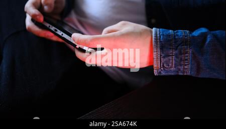 bandura instrument de musique ukrainien traditionnel sur scène attendant un artiste qui se prépare à jouer près des coffres avec des éclairs clignotants de couleur Banque D'Images