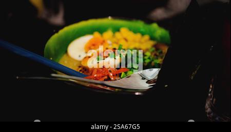 délicieux bol de ramen, avec maïs, algues, nouilles, œufs, et de la viande. Le gros plan capture la soupe riche et nourrissante, idéale pour la nourriture Banque D'Images