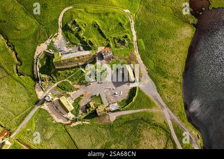 Paysage panoramique photographié par drone aérien avec le village viking de Stokksnes en Islande Banque D'Images