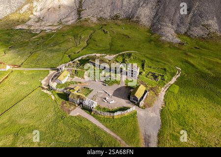 Paysage pittoresque de drones aériens avec village viking et majestueux fond de montagne Vestrahorn au lever du soleil à Stokksnes en Islande Banque D'Images