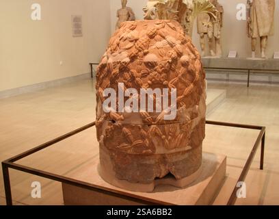 Omphalos. Artefact religieux en pierre. Grec ancien. Musée archéologique de Delphes. Grèce. Banque D'Images