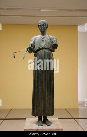 Chariotter de Delphes. Sculpture en bronze. c. 478 BC. Sanctuaire d'Apollon. Delphi. Musée archéologique de Delphes. Grèce. Banque D'Images
