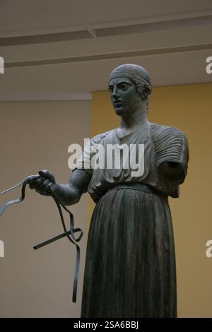 Chariotter de Delphes. Sculpture en bronze. c. 478 BC. Sanctuaire d'Apollon. Delphi. Musée archéologique de Delphes. Grèce. Banque D'Images