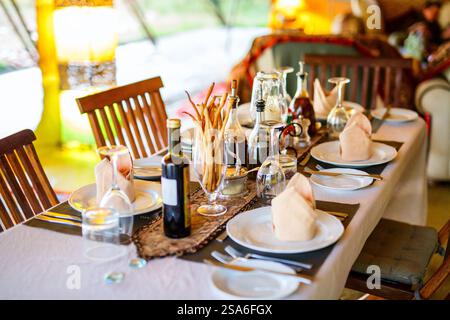Table pour déjeuner romantique ou dîner dans une salle à manger dans un Lodge safari de luxe Banque D'Images