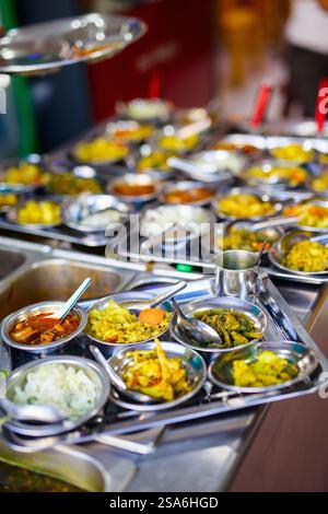 Déjeuner traditionnel du Myanmar servi dans des plats en métal à vendre sur le chariot du marché de rue Banque D'Images