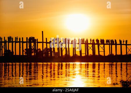 Vue magnifique sur le paysage des montgolfières volent au-dessus de milliers de pagodes antiques au matin à Bagan Myanmar Banque D'Images