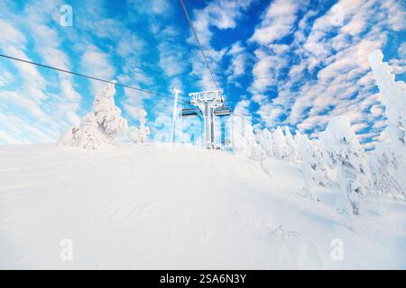 Paysage hivernal majestueux de pistes de ski et de remontées mécaniques en Laponie Finlande Banque D'Images