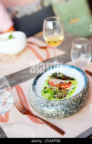 Délicieux poulpe grillé servi avec des légumes frais pour le déjeuner ou le dîner au restaurant Banque D'Images