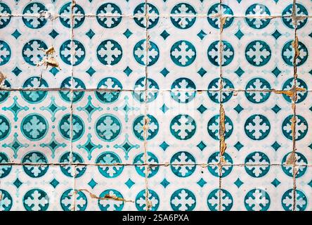 Détail des tuiles traditionnelles azulejos de la façade de la vieille maison à Lisbonne Portugal Banque D'Images