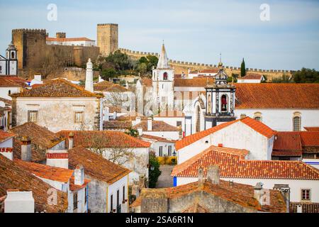 Toits rouges du village médiéval d'Obidos au Portugal Banque D'Images