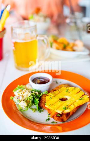 Délicieux schnitzel de porc croustillant avec ananas servi pour le déjeuner ou le dîner dans le restaurant Banque D'Images