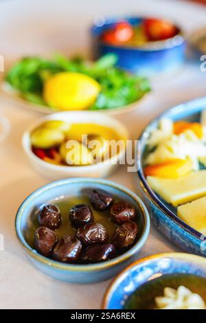 Plateau de petit-déjeuner turc avec fromage, noix, olives et légumes servis dans un restaurant Banque D'Images