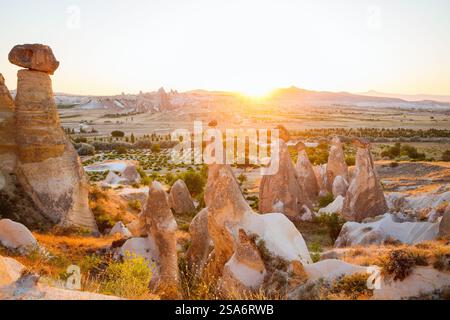 Belle vue sur le coucher du soleil de la vallée près du village Cavusin en Cappadoce Turquie avec des formations rocheuses étonnantes et des cheminées de fées Banque D'Images