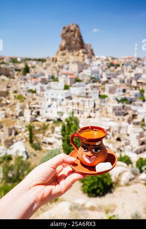 Café turc dans une tasse d'argile avec forteresse dans la ville d'Ortahisar sur fond Banque D'Images
