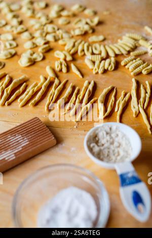 Gros plan sur la préparation de pâtes italiennes fraîches Banque D'Images