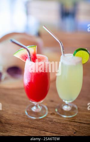 Gros plan sur les jus colorés de pastèque tropicale et de citron servis dans un bar ou un restaurant Banque D'Images