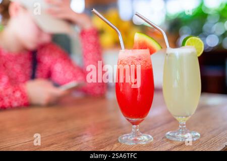 Gros plan sur les jus colorés de pastèque tropicale et de citron servis dans un bar ou un restaurant Banque D'Images