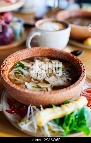 Pho Ga soupe vietnamienne de nouilles de riz frais avec poulet Banque D'Images