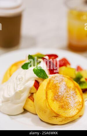 Délicieuses crêpes japonaises moelleuses servies pour le petit déjeuner Banque D'Images