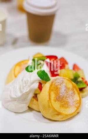 Délicieuses crêpes japonaises moelleuses servies pour le petit déjeuner Banque D'Images