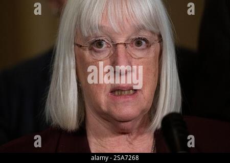 Washington, États-Unis. 28 janvier 2025. La sénatrice américaine Patty Murray (démocrate de Washington) prend la parole lors d’une conférence de presse hebdomadaire du Caucus du Sénat démocrate devant la Chambre du Sénat le mardi 28 janvier 2025. Photo Mattie Neretin/CNP/ABACAPRESS. COM Credit : Abaca Press/Alamy Live News Banque D'Images