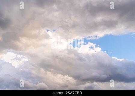 Nuages de pluie et cumulonimbus au-dessus du biome de pampa. Banque D'Images