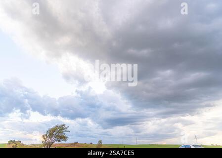 Nuages de pluie et cumulonimbus au-dessus du biome de pampa. Banque D'Images