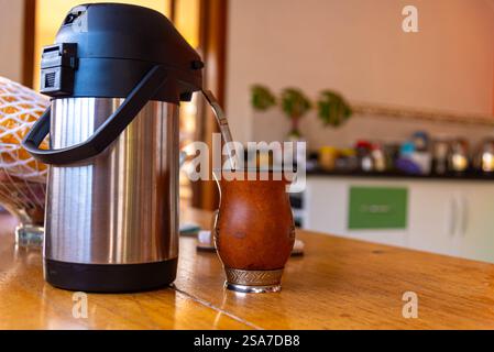 bouteille thermale et pompe et gourde à siroter chimarrão. Banque D'Images
