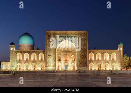 Vue en soirée de la Madrasah Tilya-Kori à Samarkand Banque D'Images