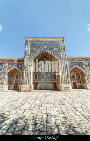 Niches cintrées colorées dans la cour de la Madrasah Tilya-Kori Banque D'Images