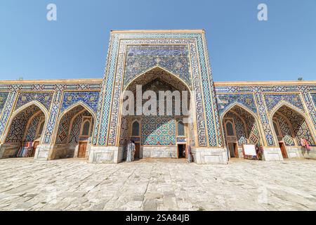 Niches cintrées colorées dans la cour de la Madrasah Tilya-Kori Banque D'Images