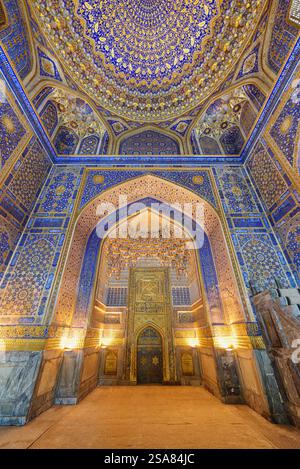 Vue intérieure de la mosquée Tilya-Kori (Tilla-Kari) à Samarcande Banque D'Images
