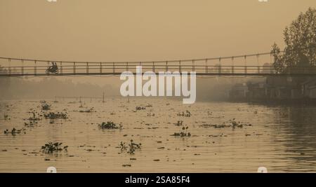 Excursion matinale en bateau sur la rivière Martapura jusqu'au marché flottant de Lok Baintan avec Wooden Bridge et Riverside Homes à Banjarmasin Banque D'Images