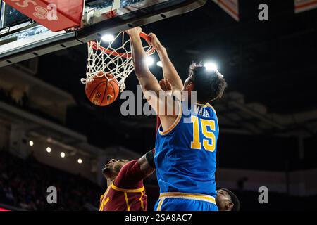 Aday Mara (15 ans) dunks lors d’un match de basket-ball masculin de la NCAA contre les Trojans de l’USC, lundi 27 janvier 2025, au Galen Center, à Los Angeles, CA. Les Bruins ont battu les Trojans 82-76. (Jon Endow/image du sport) Banque D'Images