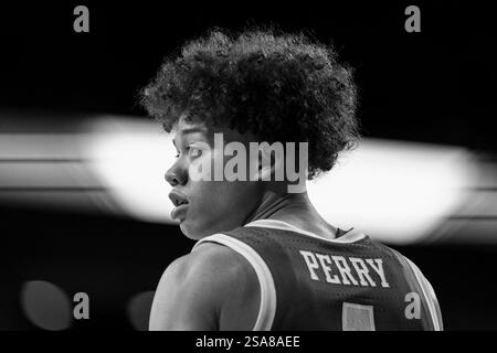 Les Bruins de l’UCLA gardent Trent Perry (1) lors d’un match de basketball masculin de la NCAA contre les Trojans de l’USC, lundi 27 janvier 2025, au Galen Center, à Los Angeles, CA. Les Bruins ont battu les Trojans 82-76. (Jon Endow/image du sport) Banque D'Images