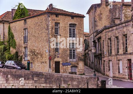Explorer les rues historiques près de la cathédrale de Angoulême, France Banque D'Images