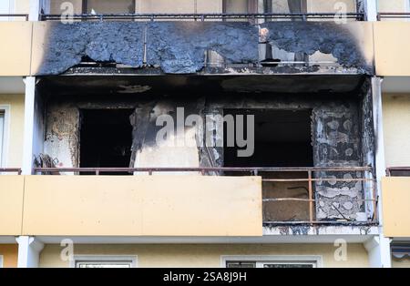 29 janvier 2025, Brandebourg, Francfort (Oder) : un appartement au deuxième étage d'un immeuble a brûlé. Trois personnes sont mortes dans un incendie dans un appartement à Francfort (Oder). Cela a été annoncé par les pompiers de la ville sur demande. Les services d’urgence ont été alertés tard mardi soir vers 22 heures. Plusieurs organes de presse avaient rapporté plus tôt. Comme l'a rapporté le 'Märkische Oderzeitung', les flammes tiraient déjà d'une fenêtre du balcon lorsque les services d'urgence sont arrivés. Pendant les travaux d'extinction, un certain nombre d'autres résidents de la maison ont été emmenés à l'extérieur Banque D'Images