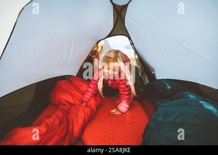 Enfant fille dans le matériel de tente de camping vacances actives en famille enfant en plein air randonnée aventure de style de vie sain excursion émotions franches, équipement de montagne Banque D'Images