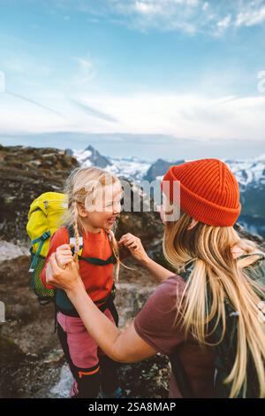 Aventures en famille mère voyageant avec sa fille enfant s'amusant randonnée en plein air ensemble vacances actives dans les montagnes 4 ans enfant fille avec dos Banque D'Images
