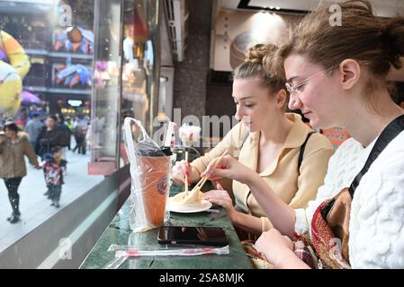 Pékin, Chine. 21 janvier 2025. Les touristes de France apprécient une boulette de soupe au Yuyuan Garden Mall à Shanghai, dans l'est de la Chine, le 21 janvier 2025. Crédit : Chen Aiping/Xinhua/Alamy Live News Banque D'Images