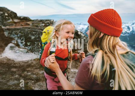 Famille mère voyageant avec sa fille enfant s'amuser randonnée en plein air ensemble Happy Emotions vacances actives dans les montagnes 4 ans enfant fille rire Banque D'Images