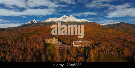 Tatranske Matliare, Slovaquie - vue aérienne des montagnes enneigées de Lomnicky Peak dans les Hautes Tatras avec des hôtels, belle couleur rouge et orange a Banque D'Images